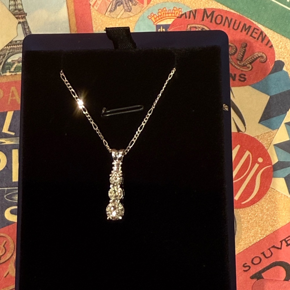 Elegant White Gold and 1ctw of Natural Diamond Pendant Necklace - Picture 8 of 10